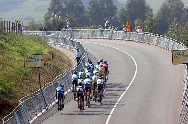 The peloton rides up the final 500m