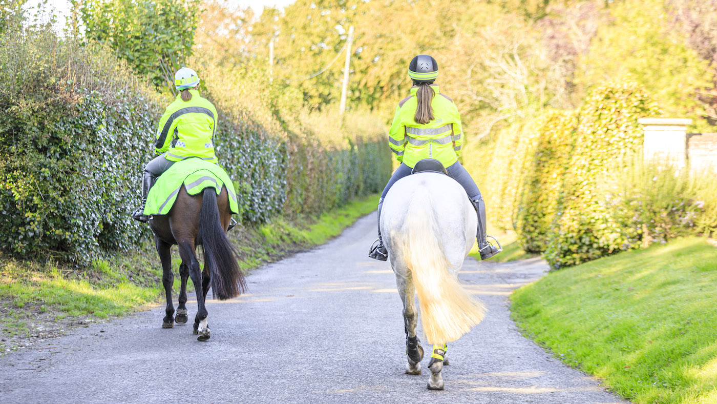HAH00.lb_stockautumn21.Hacking_in_lane_with_car_hi_vis_4R2A6610-1.jpg