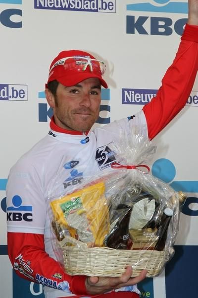 Acqua e Sapone rider Luca Paolini salutes the fans.
