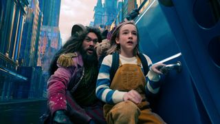Nemo ogFlip squat gemmer sig bag en bil i en scene fra filmen Drømmeland på Netflix