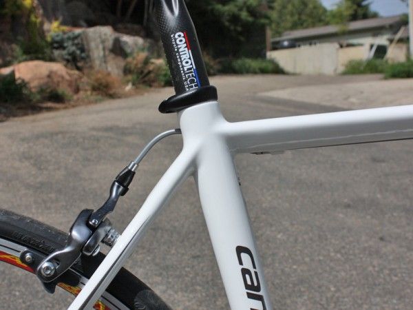 Thin seat stays and a flattened top tube are good ingredients for a smooth ride.