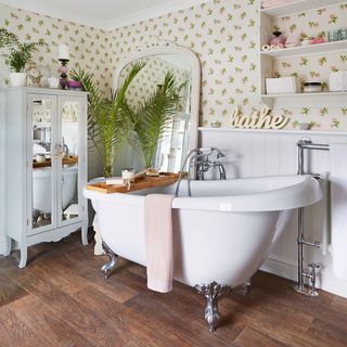 coastal cottage bathroom