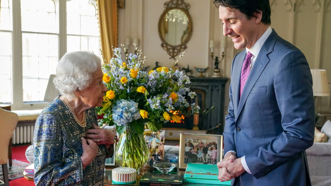 Queen tribute to Ukraine - Britain&#039;s Queen Elizabeth II (L) speaks with Canadian Prime Minister Justin Trudeau during an audience at the Windsor Castle, Berkshire, on March 7, 2022.