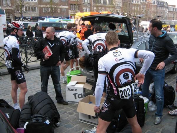 The Qin Cycling team before the start