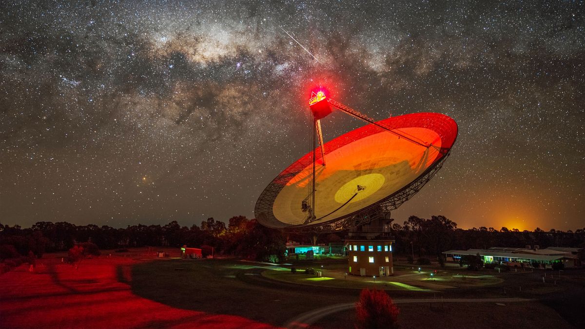 CSIRO&#039;s Parkes radio telescope, also called The Dish, located in Australia.