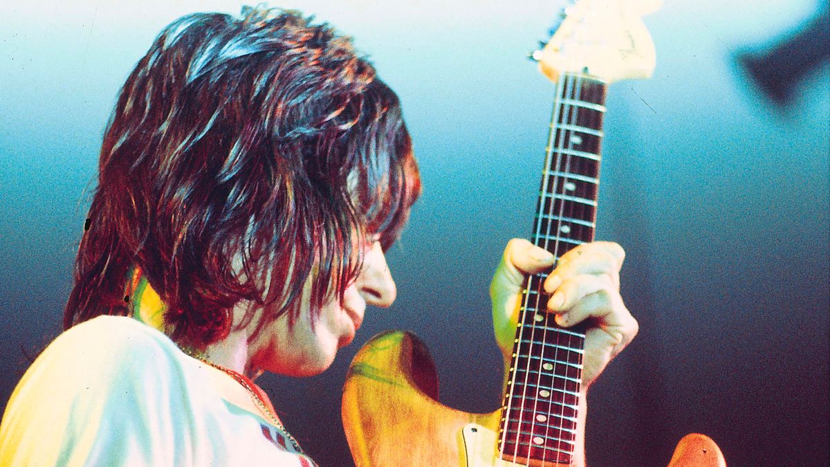 Jeff Beck performs in the early &#039;70s with a natural/stripped Fender Stratocaster