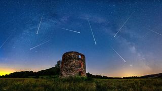 Ploaia de meteoriți și Calea Lactee cu ruine vechi în prim plan.