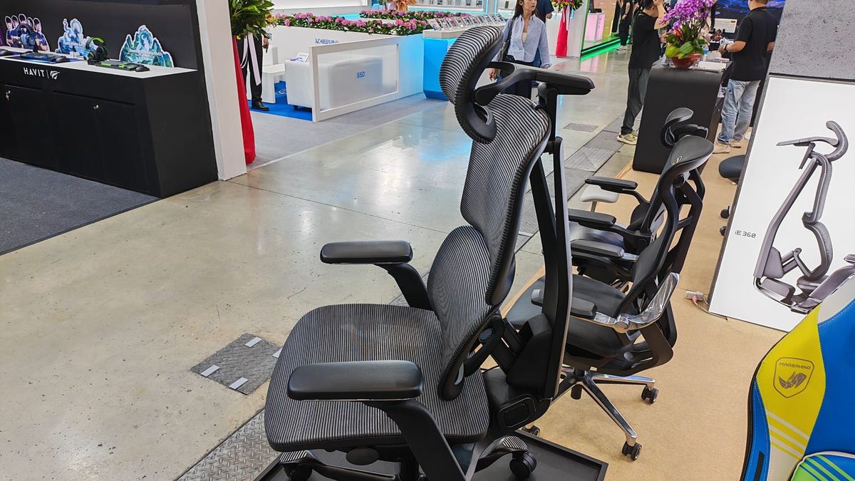 A MarsRhino gaming chair with a similar side profile to the LiberNovo Omni