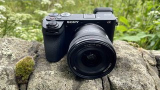 Appareil photo hybride Sony Alpha A6700 à l'extérieur sur un mur