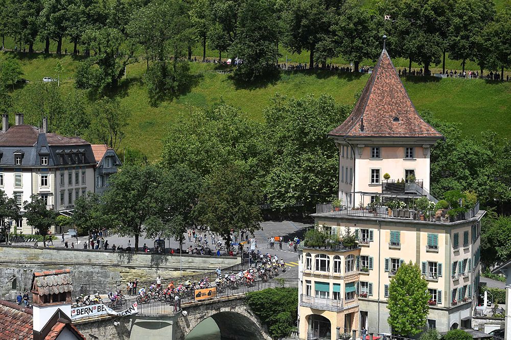 The peloton ravin through scenic Tour de Suisse stage 8