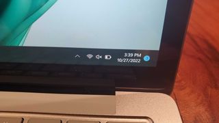 Lähikuvassa Surface Laptop 5:n akku ja kello