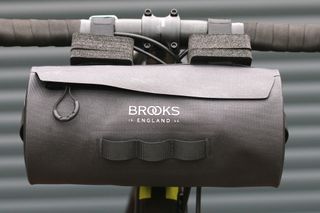 Image shows the Brooks England Scape Handlebar Pouch