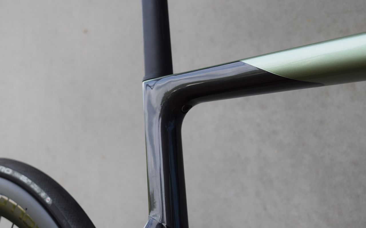 The traditional round seat post and clamp has been replaced by a D-profile seat post and wedge clamp