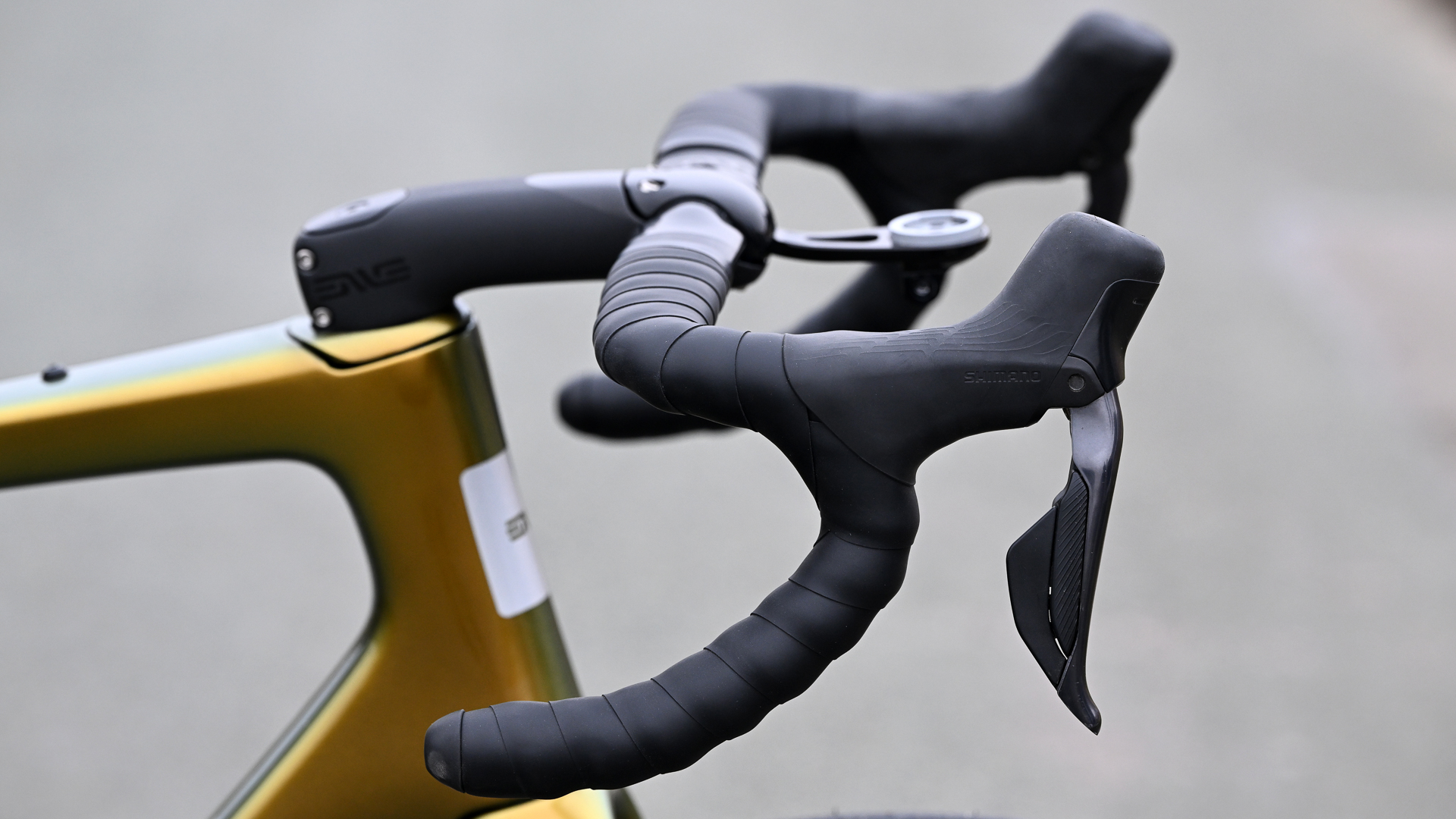 Close up showing the ENVE SES AR Road In-Route Handlebar on a green Fray road bike