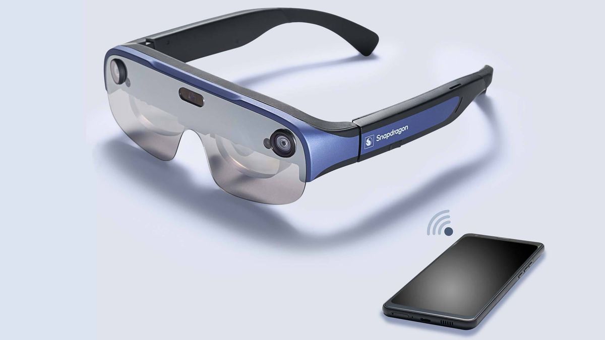 Image of Qualcomm&#039;s wireless AR/XR headset along with a smartphone