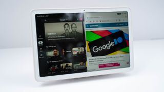 Google Pixel Tablet står oppstilt på et hvitt bord under arrangementer Google I/O.