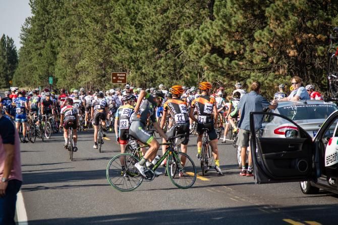 The mens race stops for a regroup after several crashes.
