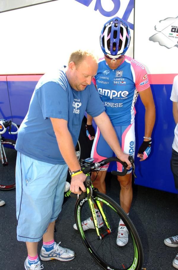 Alessandro Petacchi's mechanic makes sure his bars don't move. They were ok later