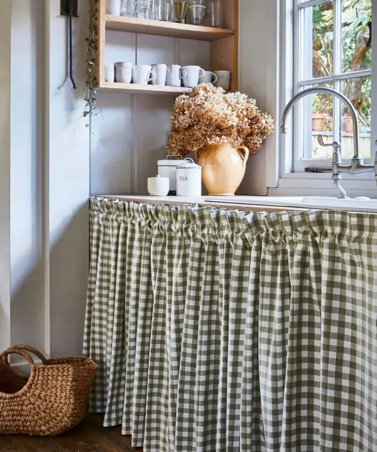 Curtains reducing visual clutter