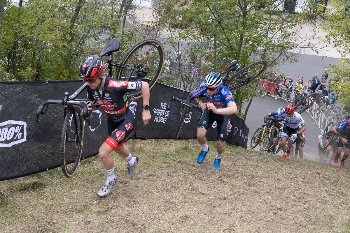 Eli Iserbyt (Pauwels Sauzen - Bingoal) took the lead the first time up the run up ahead of Toon Vandebosch (Alpecin-Deceuninck)