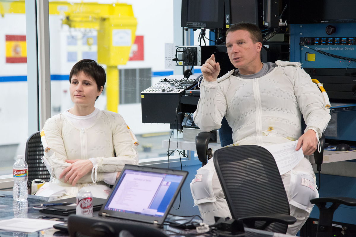 Astronauts Prep for Spacewalk Testing in Neutral Buoyancy Lab