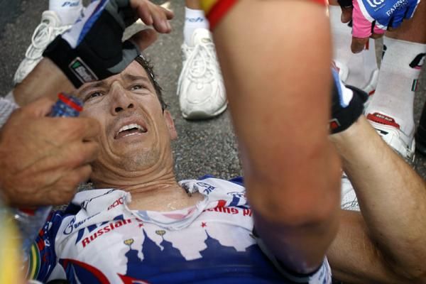 Robbie McEwen (Katusha) crashed after finishing stage 6, having collided with an ASO staff member.