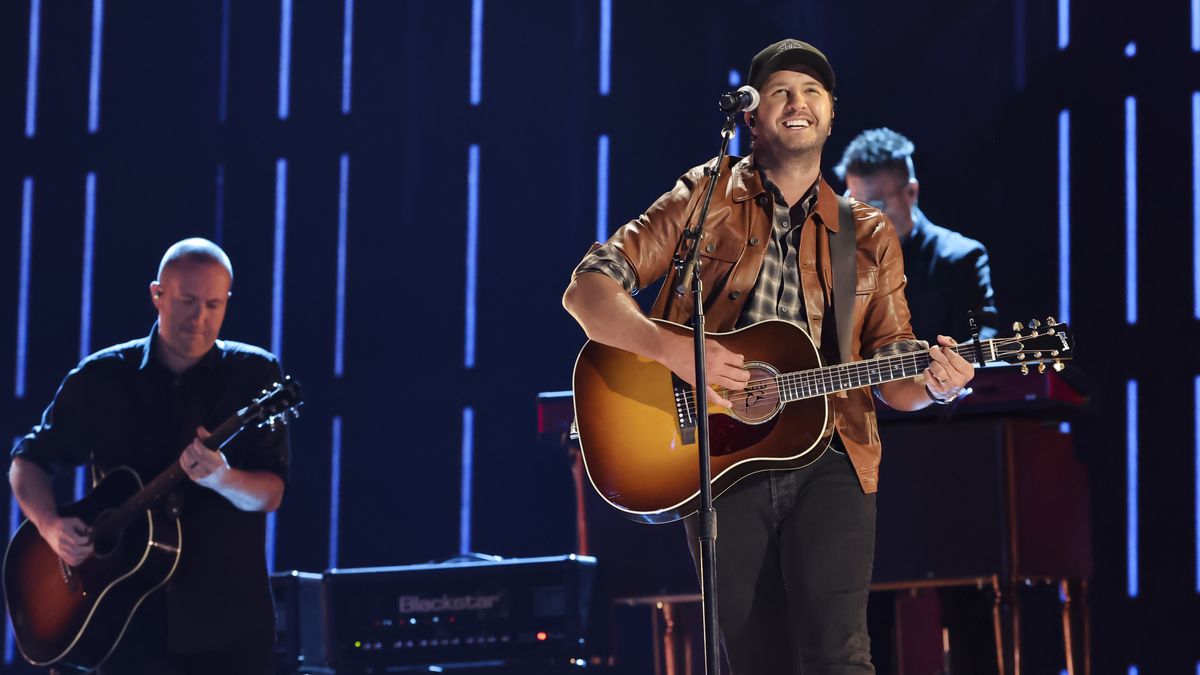 Luke Bryan performing at 2022 ACM Awards