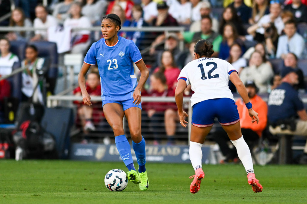 Sveindís Jónsdóttir dribbling the ball