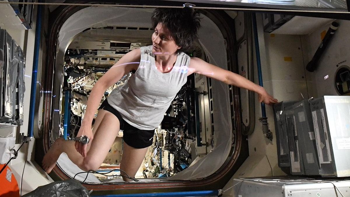 Cosplay astronauta jako vesmírná „gravitační“ postava v záběru vesmírné stanice