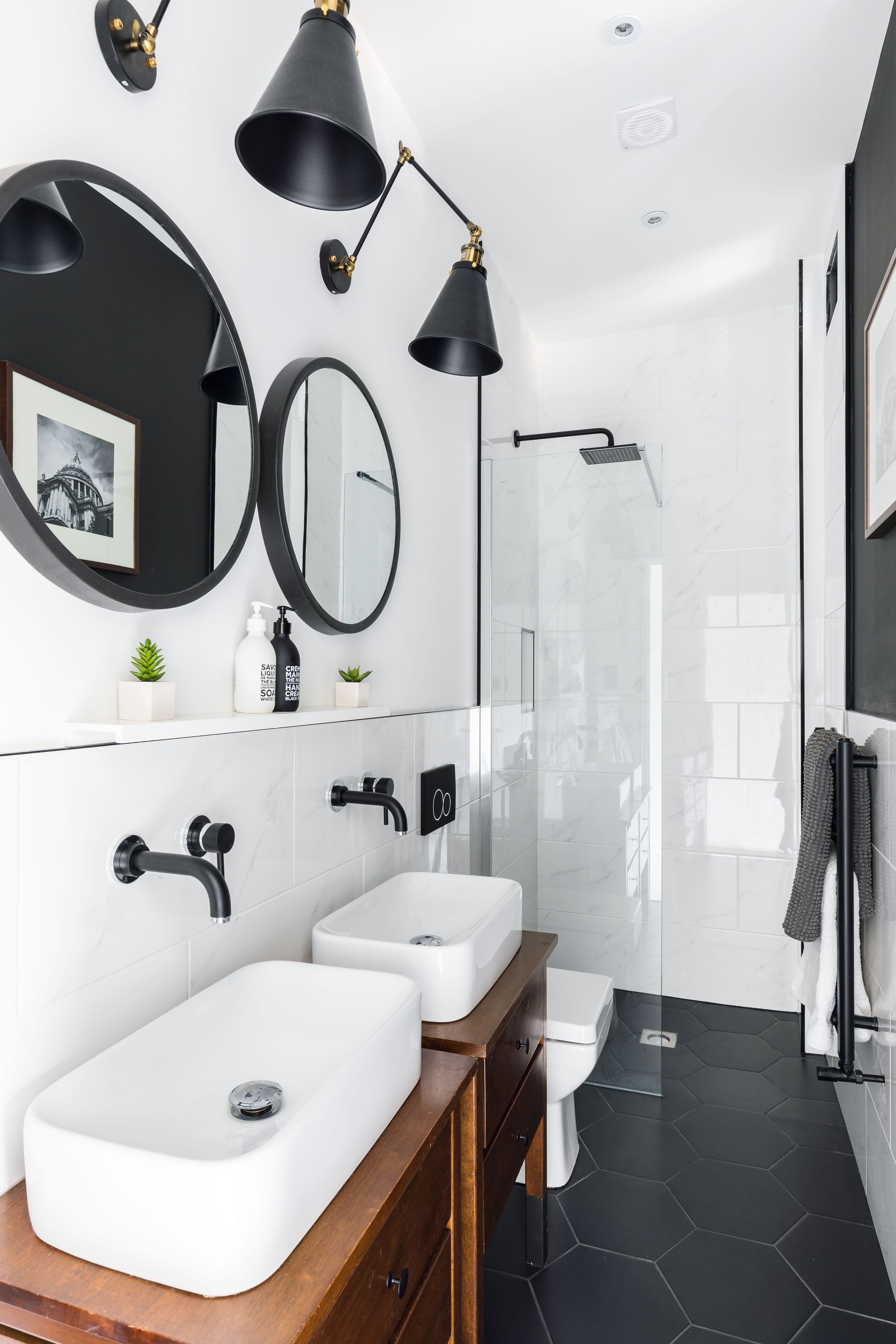 salle de bain à schéma blanc avec des accents noirs photographiés par Chris Snook