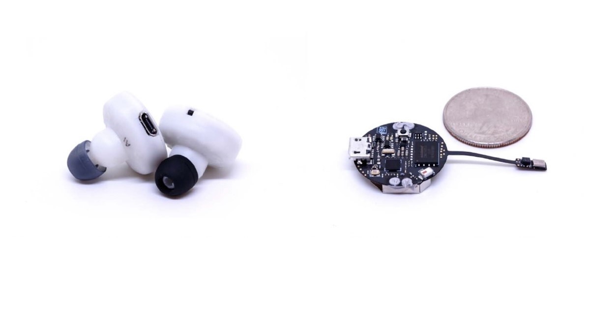 Earbud ClearBuds dengan latar belakang putih;  di sebelah kanan, mainboard dari satu earbud di sebelah seperempat Amerika.