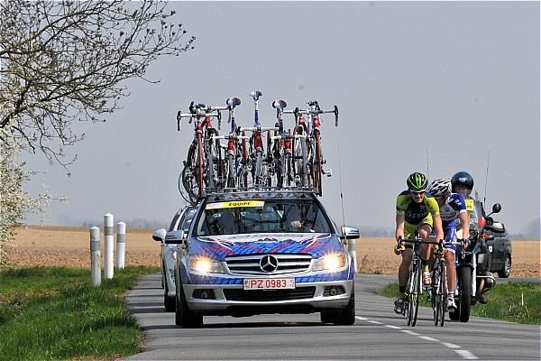Mathieu Halleguen and Pavel Brutt get gaps from the team car.
