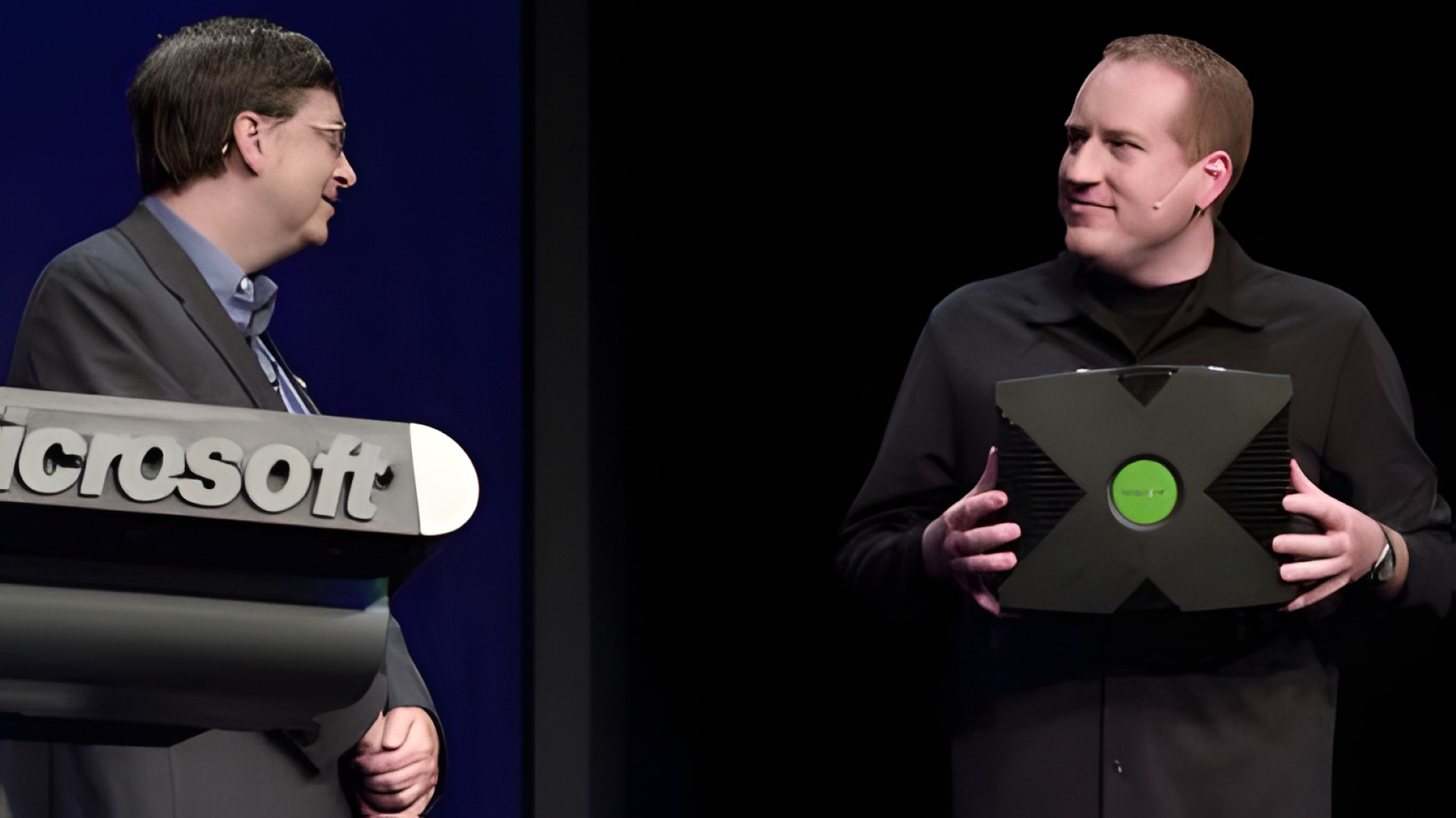 Bill Gates und Seamus Blackley halten die Xbox