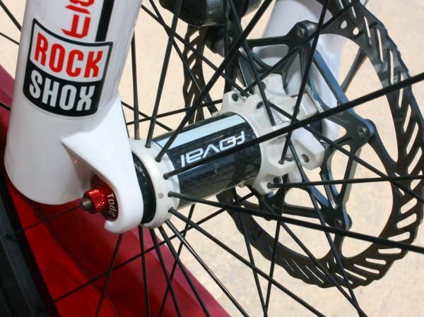 The front hub bears the usual Roval trademarks, including 2:1 spoke lacing, a carbon fiber center section, and straight-pull spokes.