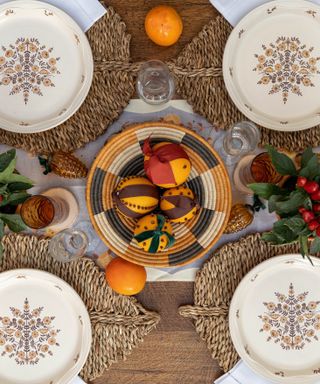 Natural designed Christmas table with wicker mats and brown tones