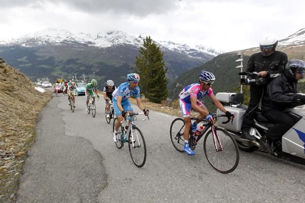 Simoni leads Tschopp on the Gavia. The Italian would be dropped on the descent