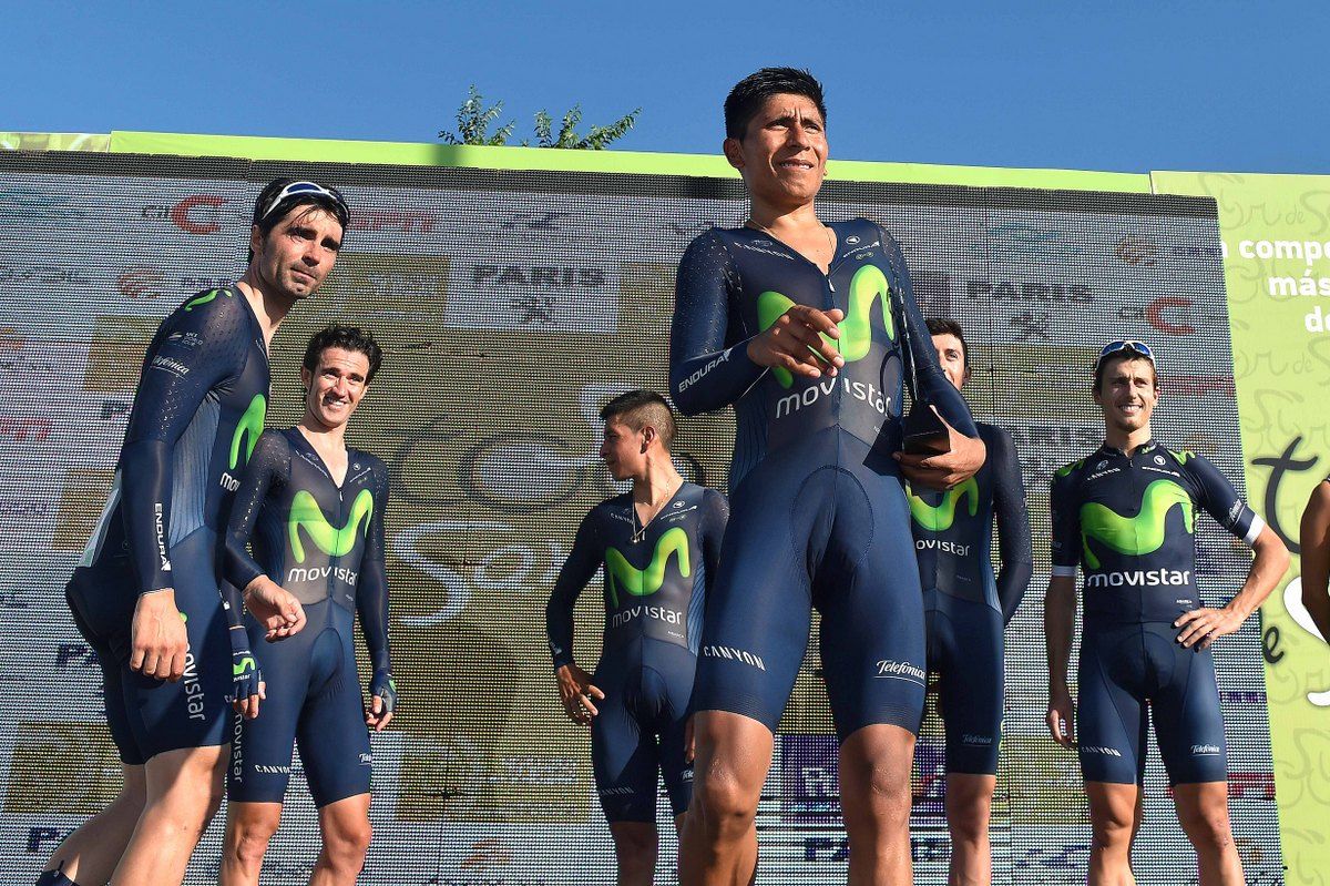 Nairo Quintana throws his prize to the crowd