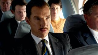 Greville Wynne sitter på ett flygplan och ser nervös ut i filmen The Courier