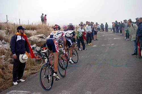 I&ntilde;igo Cuesta (Team CSC) and Chris Horner (Davitamon-Lotto) ride together.