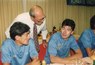 Italian national coach Alfredo Martini talks to Claudio Chiappucci and Gianni Bugno