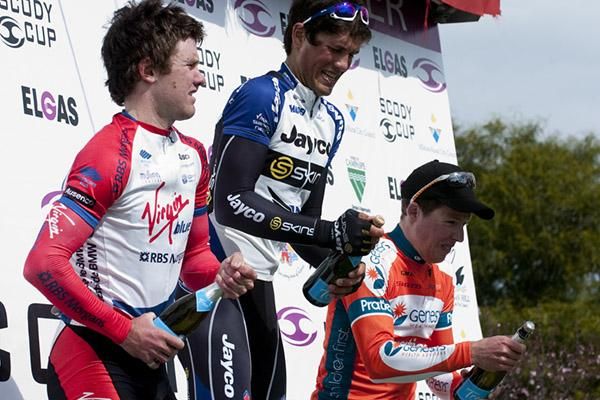 Struggling with the champers (l-r): Cameron Peterson (2nd,Virgin Blue/RBS Morgans), Alex Carver (1st,Team Jayco Skins), and Tom Robinson (3rd,Genesys Wealth Advisers) on the podium in Swan Hill.