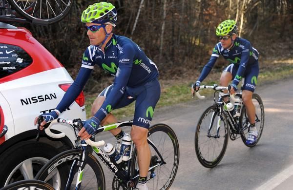 Movistar tries to bring David Lopez back after a flat.