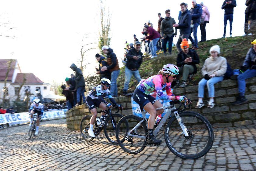 2025 Omloop Het Nieuwsblad: Kasia Niewiadoma during the race