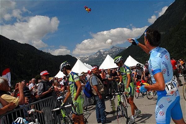 Marcus Zberg (Gerolsteiner) pleases the crowd.