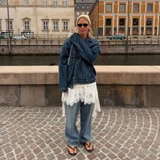 An image of @holliermercedes wearing a key autumn jeans trends 2025.