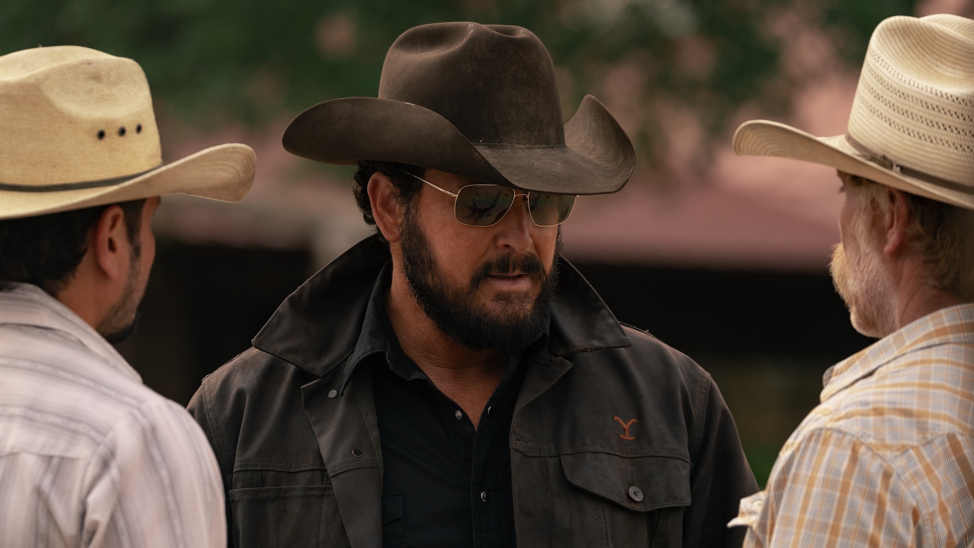 Rip talking to Azul and Zachariah outside in Dutton Ranch Season 1