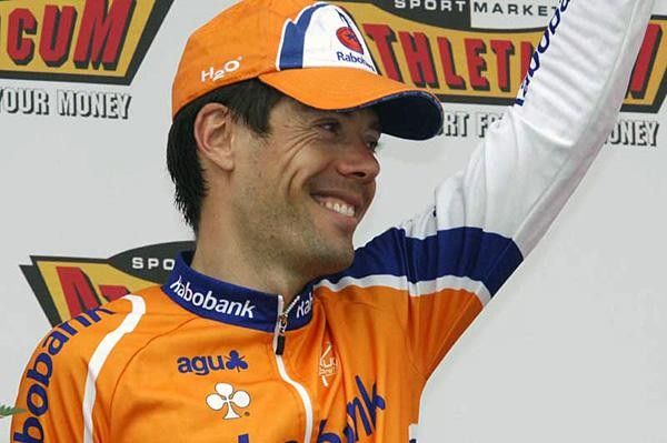 Oscarito smiles on the podium