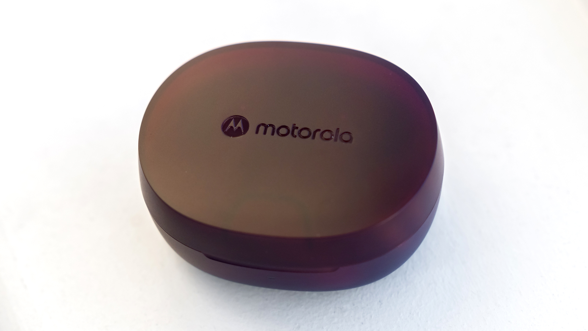 Motorola Moto Buds 600 ANC dėklas uždarytas.