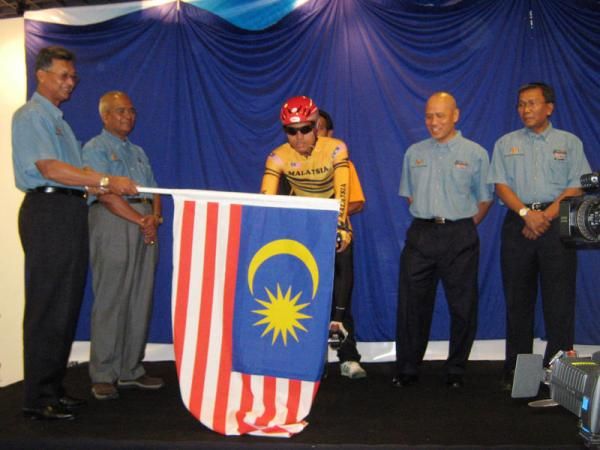 Dato' Mohd Yasin bin Mohd Salleh signals the launch of the 2010 Le Tour de Langkawi route.