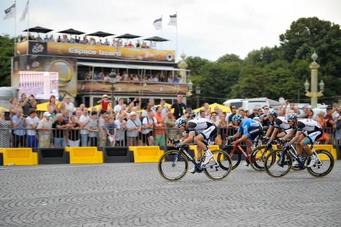 The sprinters few hundred of meters of arrival, with Tom Veelers and Marcel Kittel (Giant-Shimano) in position